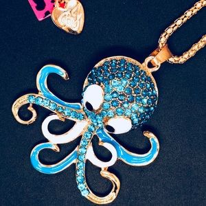 Betsey Johnson Pendant 💦 away 💦 in a few days 💧